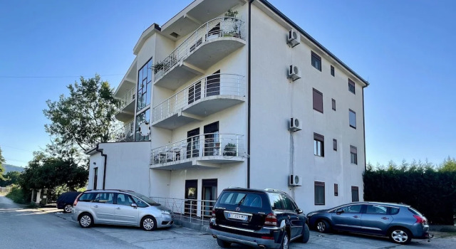 3 Bedroom Apartment With Pool, Book Lejlighed Hoteller i Stari Bar med parkering, Parkering