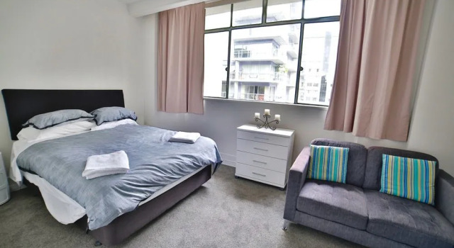 Cosy City Apartment with Pool