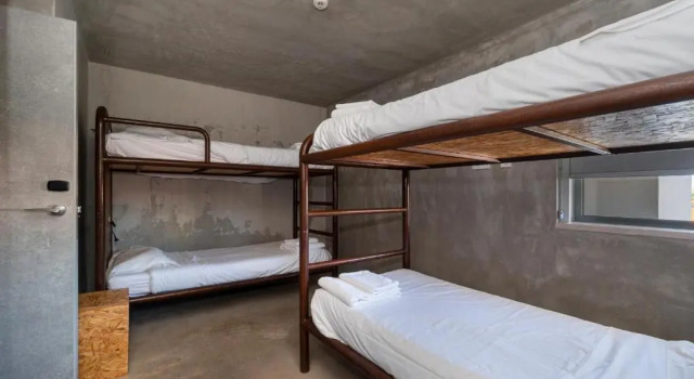 Кровать в общем номере N1 Hostel Apartments and Suites