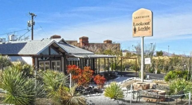 Кровать в общем номере Tombstone Lookout Lodge, SureStay Collection by Best Western