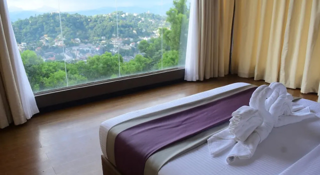 Люкс с балконом и с видом на горы W Residence Kandy