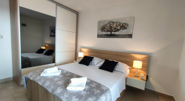 A1 Beachfront apt With big Terrace and sea View, Забронировать Апартаменты/квартира Подстрана Окрестности Сплита, рядом с Туристический центр Подстраны
