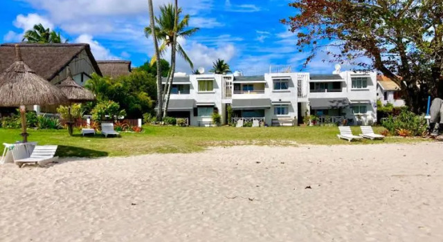 Апартаменты Lovely 3 bedroom beach house on a sandy beach