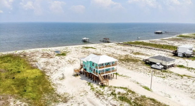 Salty Seahorse - Waterfront! Pet Friendly! Game Room, Pool Table, Beautiful Views - Room For The Whole Family 4 Bedroom Home by RedAwning, Boek Hotel Dauphin Island Alabama