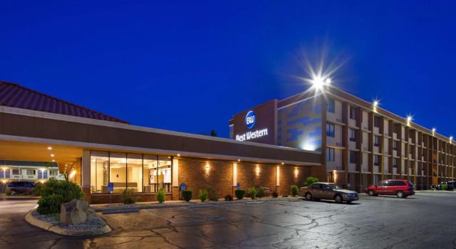 Кровать в общем номере Best Western Northwest Indiana Inn