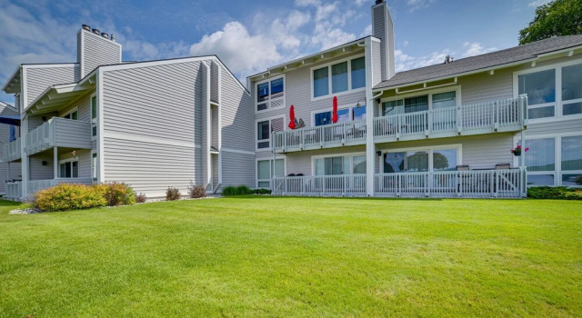 Luxury Lakefront Boyne City Townhome w/ Views!, Prenota Appartamento Boyne City 