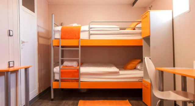 Кровать в общем номере Botel Marina