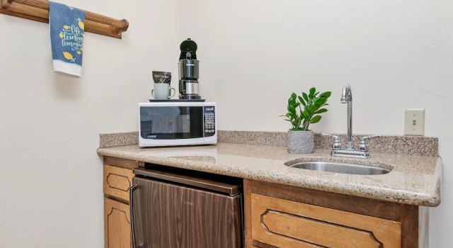 Четырёхместный номер Standard с балконом и с видом на сад Big Bear Lakefront Lodge