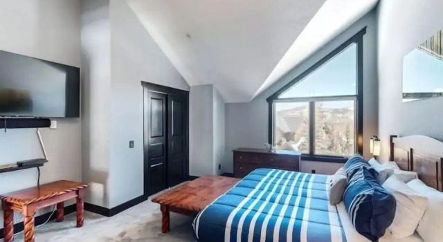 Коттедж 3 Bedroom Ski In, Ski Out Townhome at Snowflake Lift