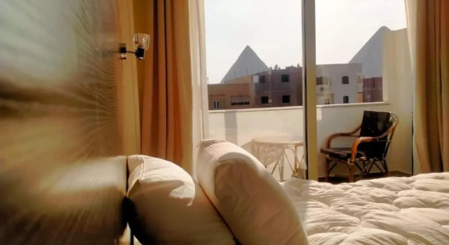 Двухместный номер Deluxe с балконом Hassan Pyramids Hotel & free access Rooftop & airport pickup