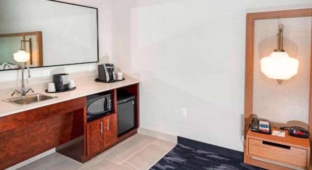 Четырёхместный номер Standard Fairfield Inn & Suites by Marriott Ottawa Airport