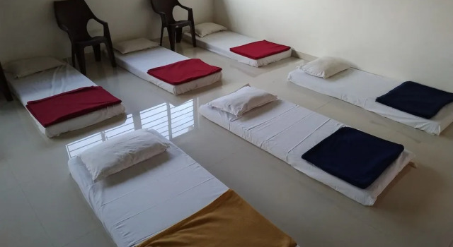 Iroomz Hotel Gananjaya - Hostel, Rezervovat Hostel Hotely v Bangalore s parkováním, Parkování