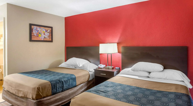 Четырёхместный номер Standard Econo Lodge Shorewood