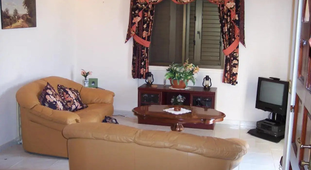 Bungalow with 2 double bedrooms in the hills .
