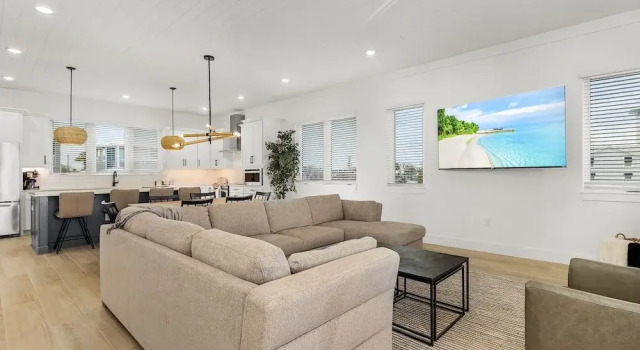 5350 Chasing Sunshine: 5bd/4.5ba Pool Home! 5 Bedroom Home