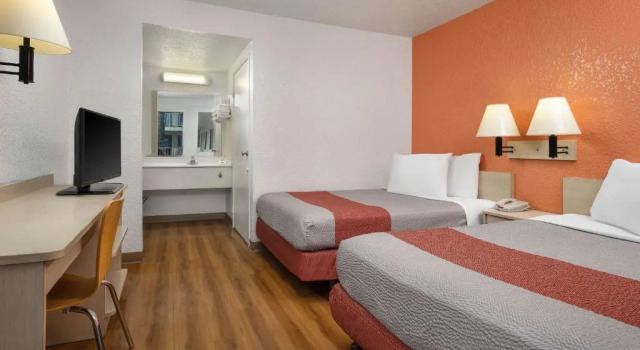 Четырёхместный номер Standard Motel 6-Buena Park, CA - Knotts Berry Farm - Disneyland