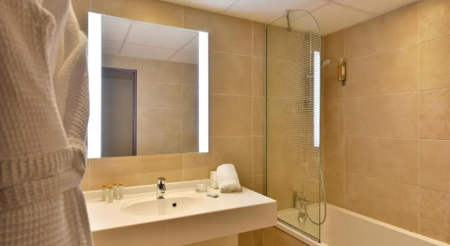 Трёхместный номер Superior Hôtel Arles Plaza