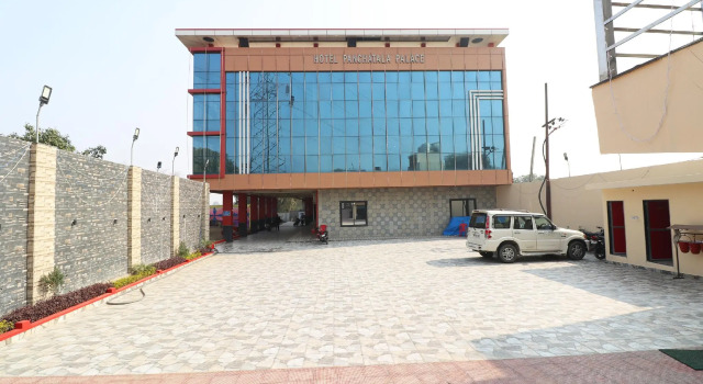 OYO 28182 Hotel Panchatala Palace, Забронировать Отель Мирзапур штат Уттар-Прадеш