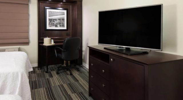 Четырёхместный номер Standard Hampton Inn & Suites Omaha-Downtown