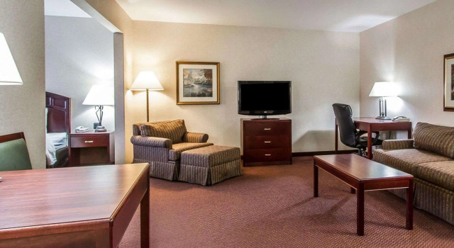 Двухместный люкс Quality Inn & Suites Fort Madison near Hwy 61