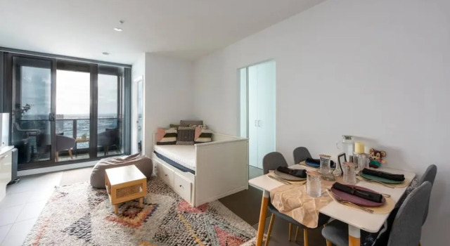 Homely 1BR Apt Near Southern Cross Station w/ Pool, Забронировать Отель Бизнес-отели Мельбурна, рядом с Australian Institute of Management, 4* 5*
