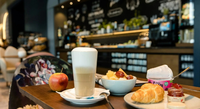 Motel One Dresden am Zwinger, Забронировать Мотель Отели Дрездена с завтраком, рядом с Улица Вайсе Гассе в Дрездене, Завтраки
