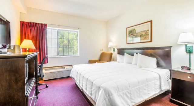 Полулюкс Wamego Inn and Suites