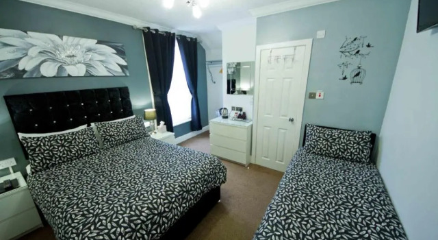 Трёхместный номер Standard с видом на город Rossall Guest House -Ideal For Families & Couples