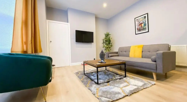 Striking & Elegant 2BR Flat - Free Street Parking, Забронировать Отель Отели Glasgow & The Clyde Valley с парковкой, Парковка