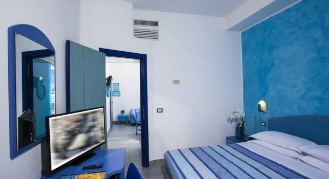 Четырёхместный номер Standard с балконом Hotel Napoleon