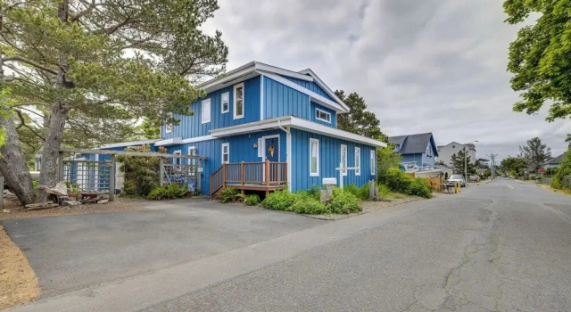 Коттедж House w/ Hot Tub & Deck - Walk to Seaside Beach!