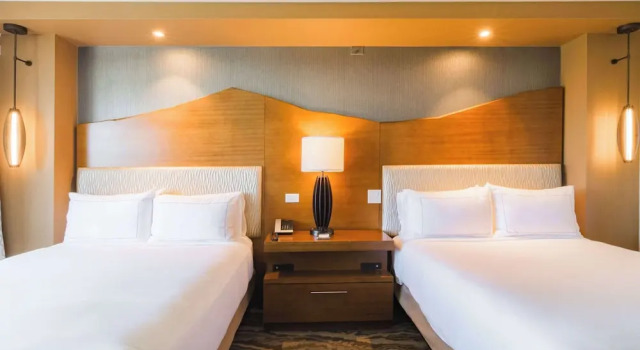 Четырёхместный номер Deluxe The Inverness Denver, a Hilton Golf & Spa Resort