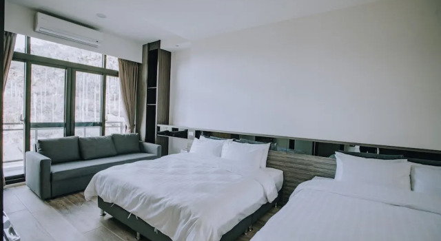 Четырёхместный номер Standard с балконом Ruili Tea Villa
