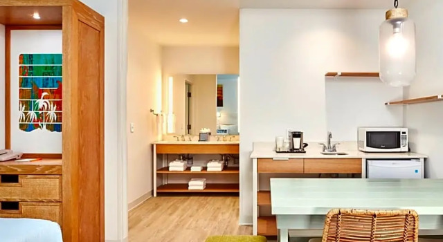 Люкс клубный с 2 комнатами с видом на бассейн Universals Endless Summer Resort - Surfside Inn and Suites