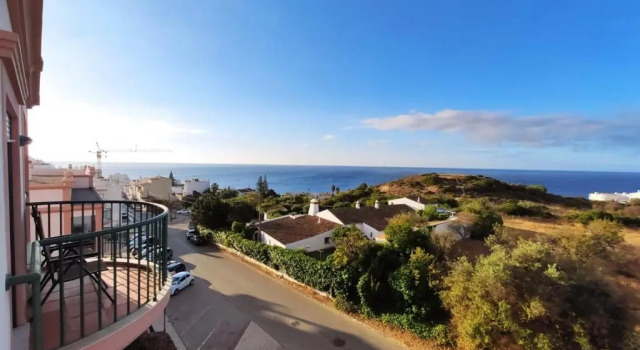 Апартаменты Lovely 2 bedroom apartment including pool, stunning ocean views & beach closeby