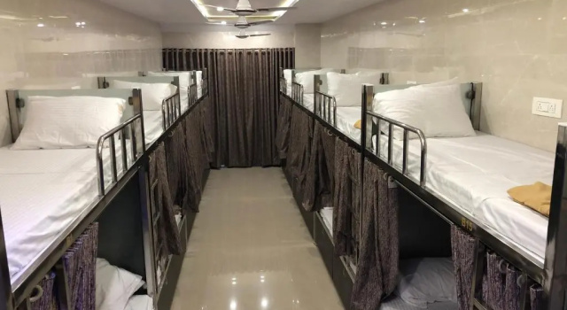 Кровать в общем номере Hotel Elliott Inn
