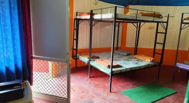 Rising Surya Homestay, Prenota Hotel Hotel a Kushalnagar con parcheggio, Parcheggio