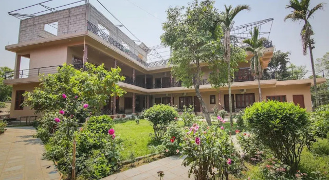OYO 379 Holiday Resort, Забронировать Курортный отель Саураха провинция Багмати-Прадеш