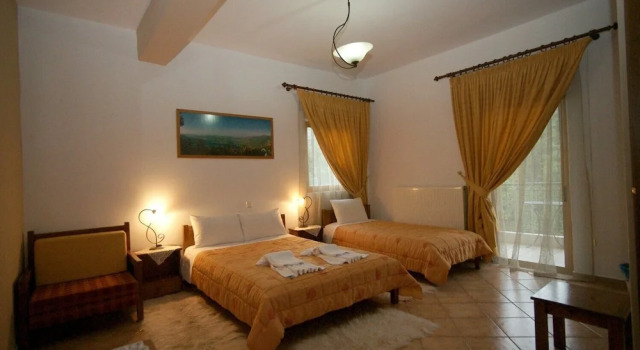 Семейная студия с балконом и с видом на озеро Orama Hotel - Serene Lake Plastira Retreat with Stunning Views