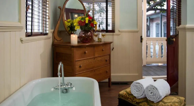 Двухместный люкс с балконом Rachaels Inner Harbor Boutique Inn
