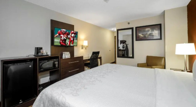 Двухместный номер Deluxe Red Roof Inn PLUS+ & Suites Malone