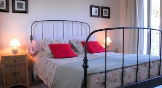Provencal Holiday Home With Private Pool on 3000 m2 of Garden, in the Middle of the Luberon, Rezerwuj Hotel Hotele w Lagnes z parkingiem, Parking