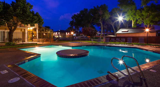 Кровать в общем номере Best Western Sundowner