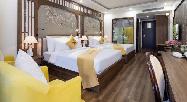 Четырёхместный номер Premier с балконом Dalat Prince Hotel