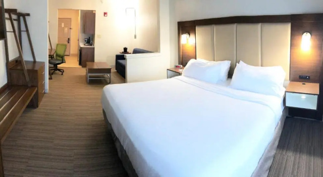 Люкс с видом на бассейн Holiday Inn Express Hotel & Suites Greenville by IHG