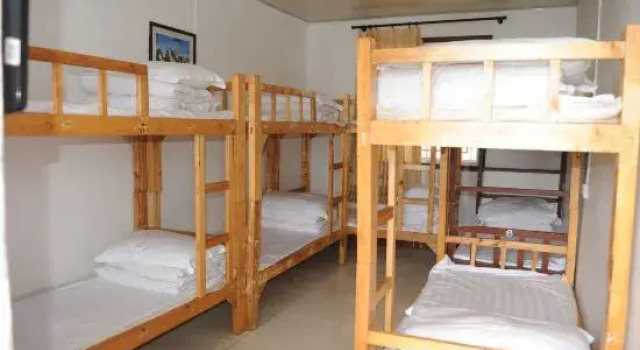 Кровать в общем номере Huayin Five Cloud Mountain Inn