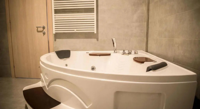 Полулюкс Hotel Lonatino
