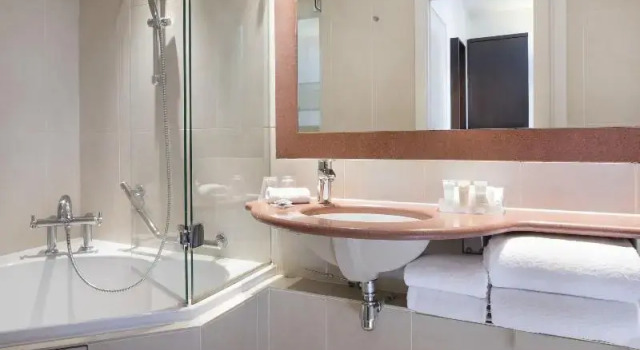 Четырёхместный семейный номер Standard с балконом Hôtel Paris Louvre Opéra