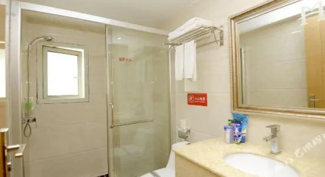 Трёхместный номер Standard с красивым видом из окна Minghong Hotel (Guangzhou Zhongshan Medical Dongshankou Metro Station)