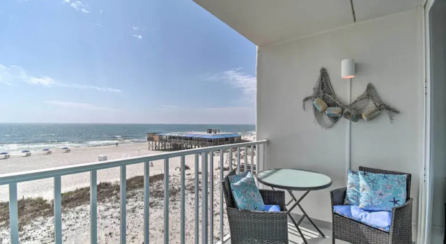 Апартаменты с 2 комнатами с балконом Bright Gulf Shores Beachfront Condo w/ Pool Access